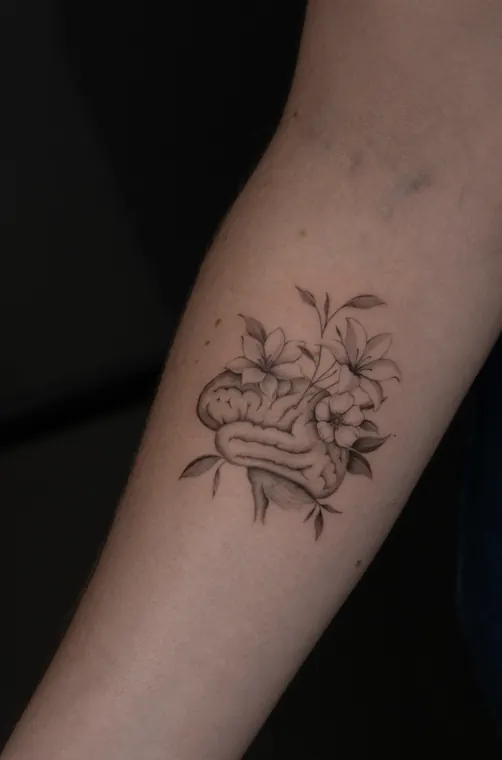 Tatuaje de Maff Leal en línea fina