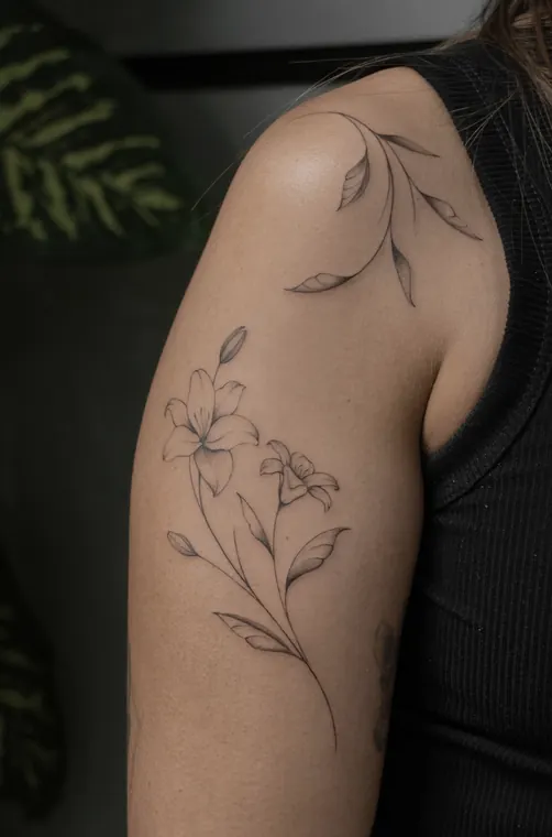 Tatuaje de Maff Leal en línea fina