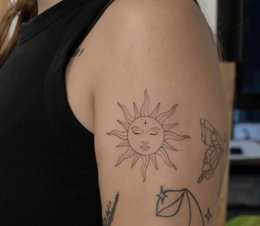 Tatuaje de Maff Leal en línea fina
