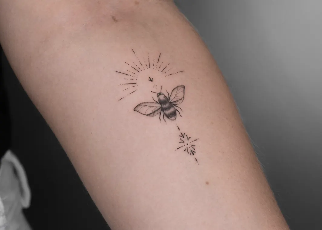 Tatuaje de Maff Leal en línea fina