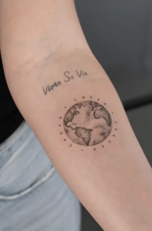 Tatuaje de Maff Leal en línea fina