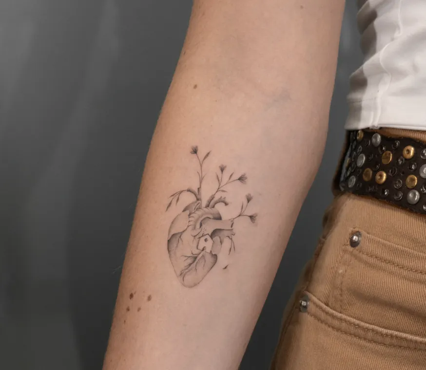 Tatuaje de Maff Leal en línea fina