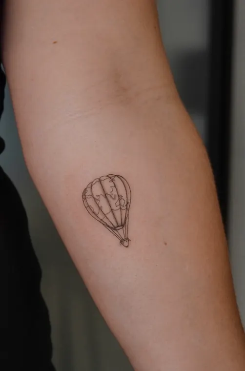 Tatuaje de Maff Leal en línea fina