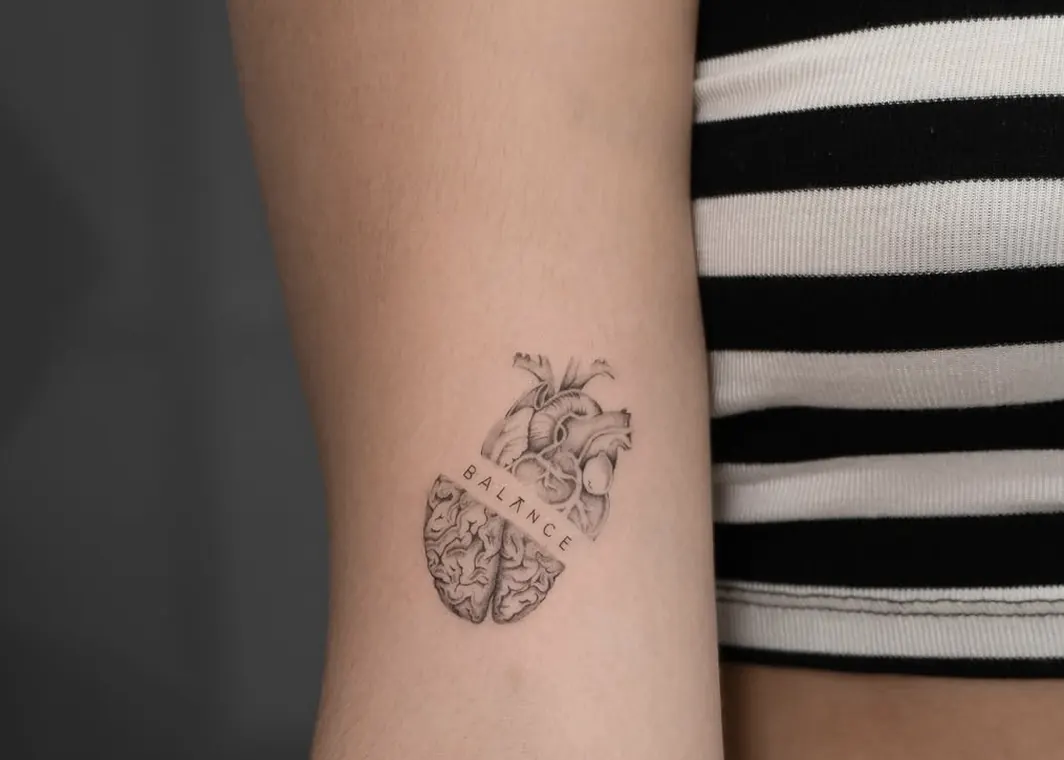 Tatuaje de Maff Leal en línea fina