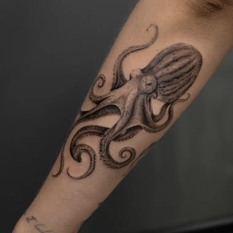 Tatuaje de Maff Leal en microrealismo